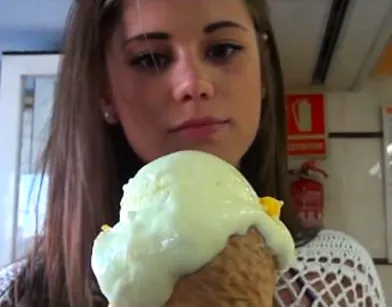 Пацан угостил мороженкой красотку перед тем как трахнуть её