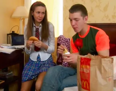 Домашний анал со зрелой девушкой в сексуальном, белом лифчике