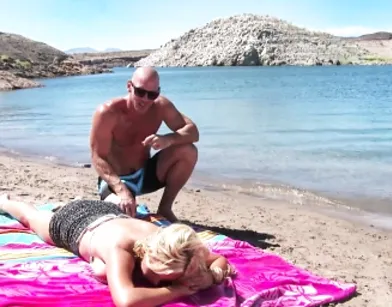 Дикая страсть на пляже с привлекательным мужчиной и дамой в соку