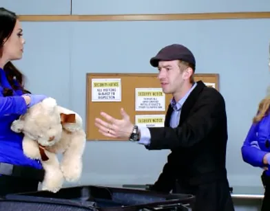 Женщины в униформе воспользовались служебным положением, чтобы трахнуть парня