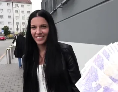 Чешка заработала денег, доставив удовольствие мужчине в кустах