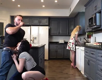 Девушка моет посуду, пока ее парень за спиной трахает лучшую подругу