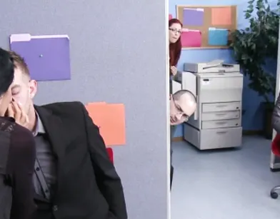 Изобретательная начальница с большими сиськами воодушевляет рабочих сексом