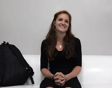 Рыжая скромница в маске получает удовольствие на чешском кастинге