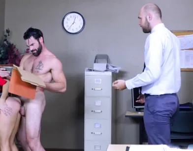 Работник трахает беззащитного босса прямо на глазах у коллег
