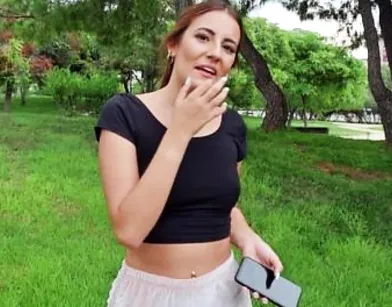 Потрясла большой жопой перед камерой и соблазнила незнакомца