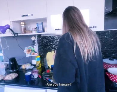 Молодая русская мамка дала парню трахнуть себя со спермой в киску