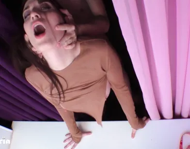 Перевозбужденная брюнетка согласна на все ради секса с доставщиком