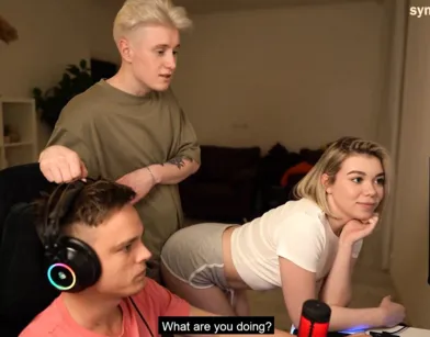 Неотразимая русская девчонка ебется с другом за спиной парня задрота