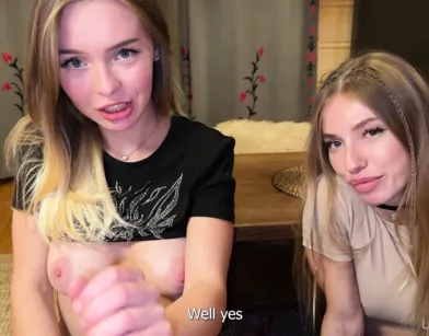 Опытная русская девушка учит подругу делать минет на члене соседа