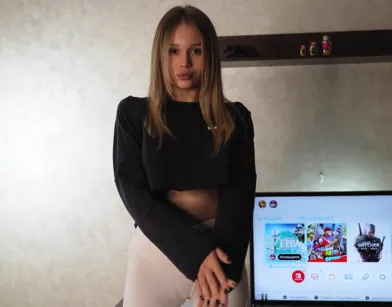 Горячая русская красотка мешает парню играть в игры потому что хочет секса в киску