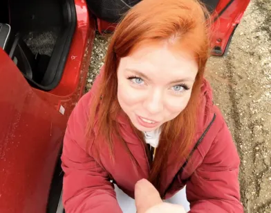 Дал рыжей русской девушке отсосать на природе и она не отказалась