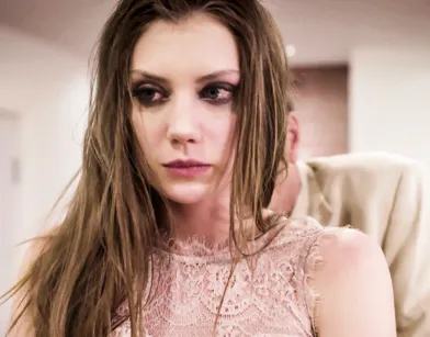 Секс втроем с отчимом и его коллегой - мужчины вместе трахают красивую русскую девушку