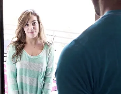 Зашла в гости к брату парня за хорошим сексом