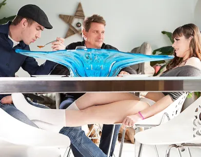 Не сдержалась и соблазнила большой член друга отчима