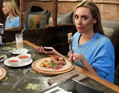 Русская девушка сделала минет под столом