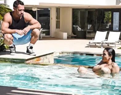 Трахнул подругу жены, когда увидел ее голой в бассейне