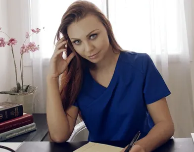 Красивый и очень страстный секс с молодой медсестрой