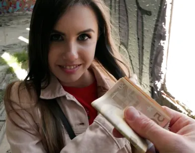 Симпатичную туристку соблазнили за деньги на секс