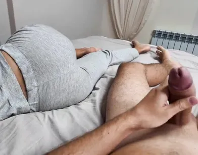 Разделил с мачехой постель и кончил на попу