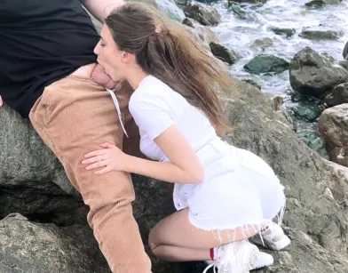 Сделала парню минет в тихом месте