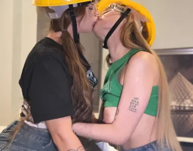 Делать ремонт с такими девушками на много приятней